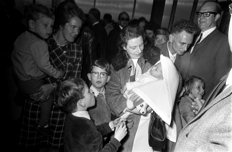 Tien Koreaanse kinderen, die door Nederlandse echtparen zijn geadopteerd arriver, Bestanddeelnr 922-9147