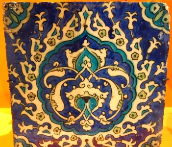 Tile with arabesque in a tear-shaped medallion, Syria, 17th century, underglaze-painted stonepaste - Royal Ontario Museum - DSC04671