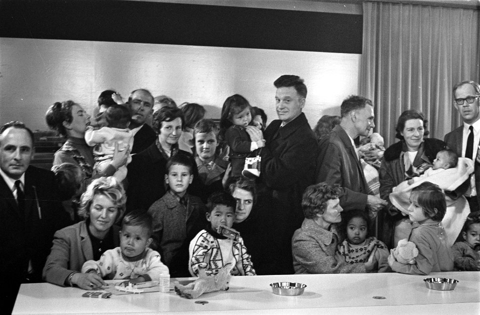 Tien Koreaanse kinderen, die door Nederlandse echtparen zijn geadopteerd arriver, Bestanddeelnr 922-9149