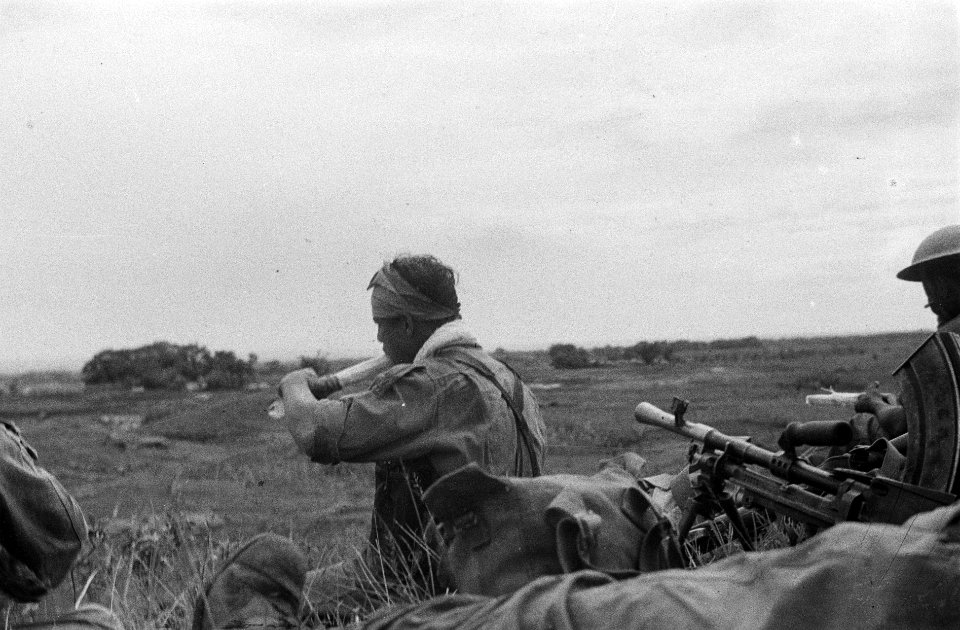 Tien minuten rust voor de soldaten van 3 Infanterie VI tijdens een zware patroui, Bestanddeelnr 3681