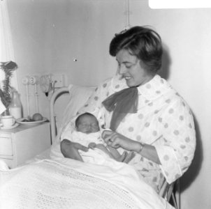 Tilly van der Made van der Zwaard met baby Eveline Daphn, Bestanddeelnr 919-3668