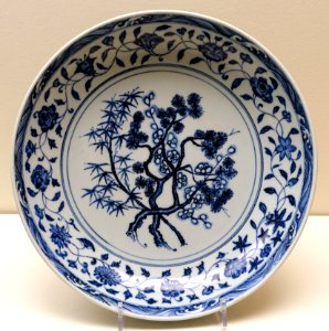 Three friends dish (pine, bamboo, prunus), China, Ming dynasty, early 15th century, blue and white porcelain - Ethnological Museum, Berlin - DSC02006