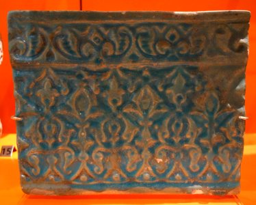 Tile with arabesques from an architectural frieze, Iran, 14th century, glazed stonepaste - Royal Ontario Museum - DSC04669