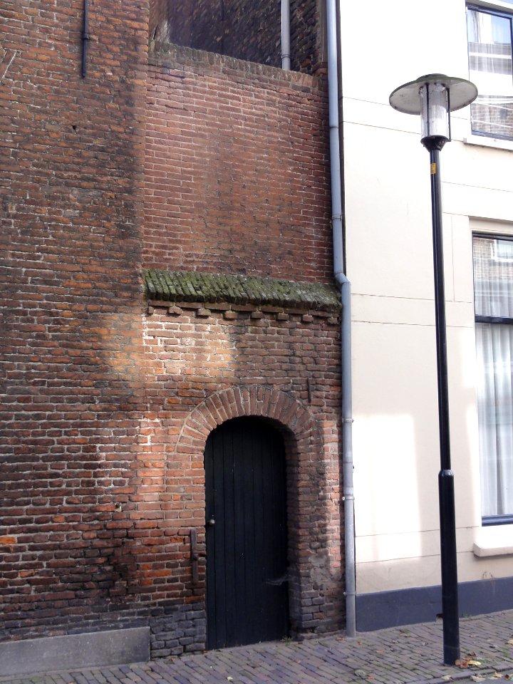 Tiel Rijksmonument 35598 poortje St.Walburgstraat 17