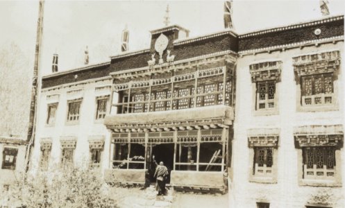 Tibetan Buddhist monastery with monk in Leh on 22 May 1929, from- Albumblad met 3 fotos. Linksboven het expeditiegezelschap voor het huis van Kh, Bestanddeelnr 32 062 (cropped) photo