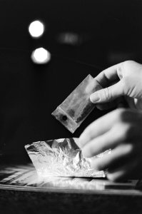 Tien slachtoffers van gif-heroine in ziekenhuizen, al drie overleden, Heroine (, Bestanddeelnr 931-3262