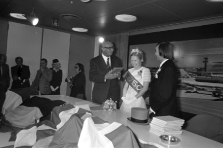 Tien bruidsparen op Schiphol op uitnodiging van Felicitatiedienst, Bestanddeelnr 925-7392