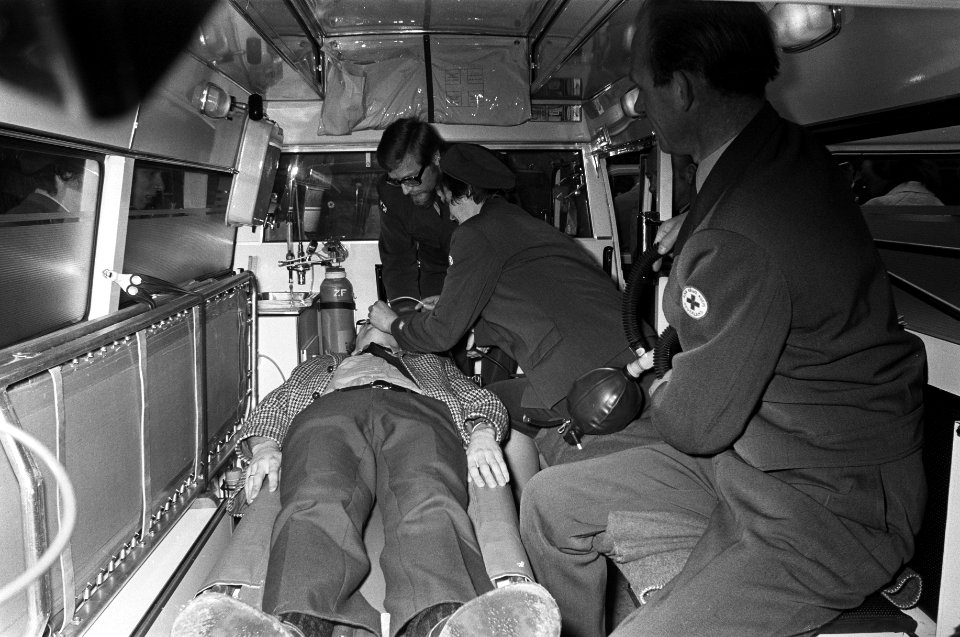 Tiende ambulance in bedrijf genomen bij verkeersweg Utrecht naar Den Bosch , bem, Bestanddeelnr 926-1811