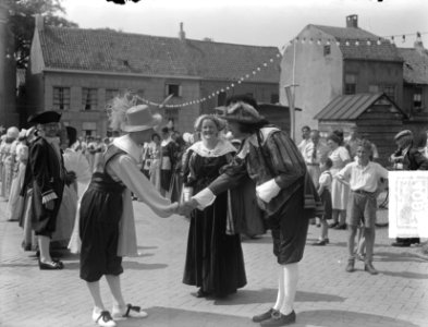 Tiel 1500 jaar Oud-hollandse kleding, Bestanddeelnr 904-0051