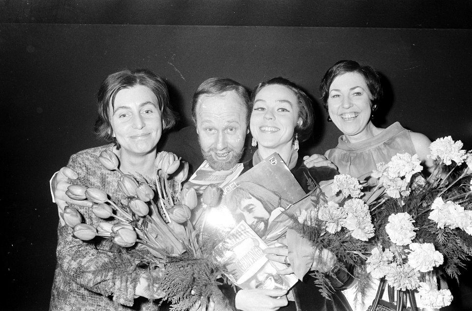 Tien jaar Tingel-Tangel-Cabaret, Marijke en Sieto Hoving met bloemen en plaat, Bestanddeelnr 920-1404