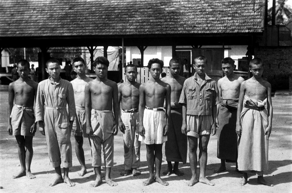 Tien gevangen genomen Indonesiërs of krijgsgevangen Japanners, Bestanddeelnr 5998