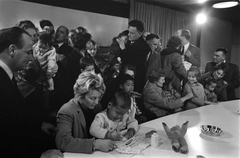 Tien Koreaanse kinderen, die door Nederlandse echtparen zijn geadopteerd arriver, Bestanddeelnr 922-9148