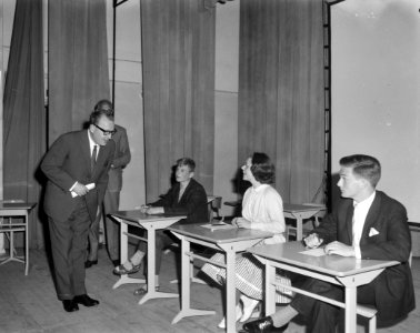 Tiende ICA Stedekennistoernooi Theo Eerdmans kwis T Eerdmans , D de Vries , G, Bestanddeelnr 914-0192
