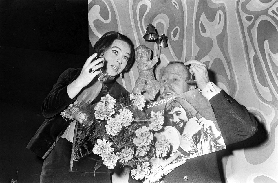 Tien jaar Tingel-Tangel-Cabaret, Marijke en Sieto Hoving met bloemen en plaat, Bestanddeelnr 920-1403
