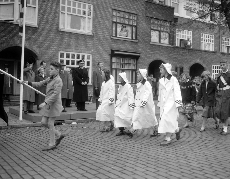 Tienjarig bestaan van de schoolbrigades, defile van de hoofdcommissaris H J va, Bestanddeelnr 909-0704