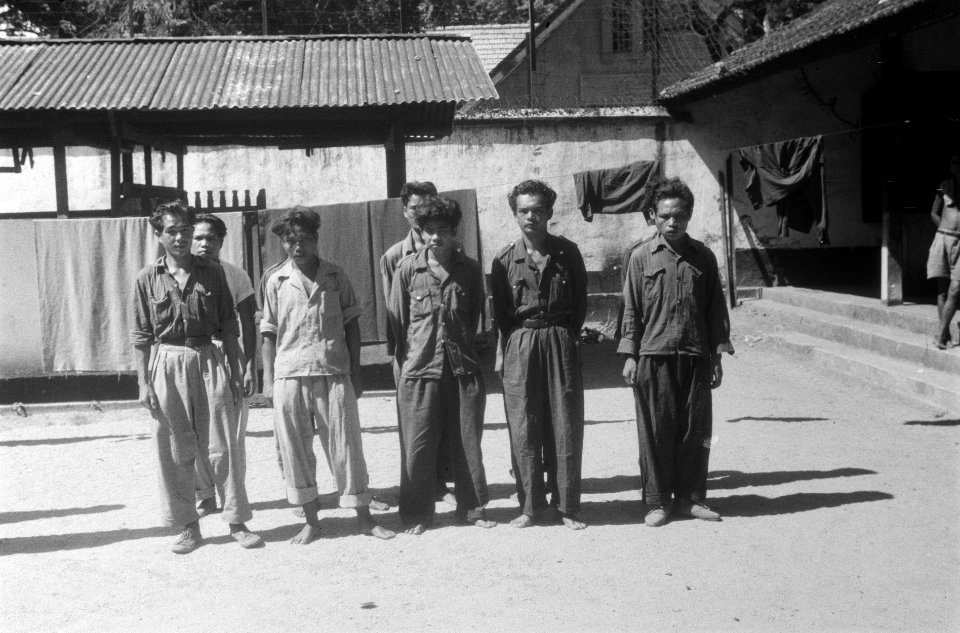 Tien Indonesische mannen in diverse uniformen staan opgesteld op een ommuurde bi, Bestanddeelnr 5369