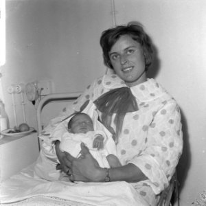 Tilly van der Made van der Zwaard met baby Eveline Daphn, Bestanddeelnr 919-3666