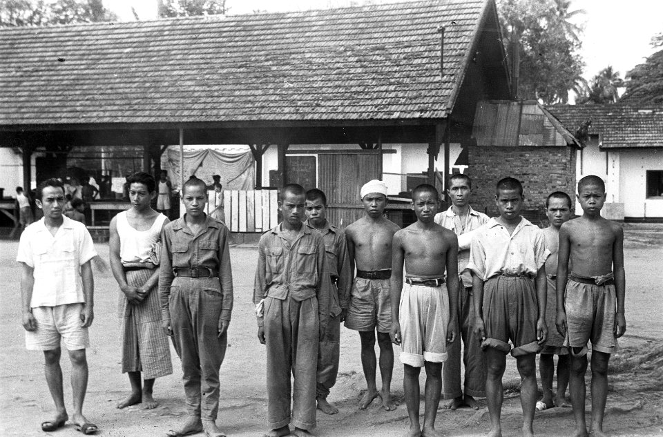 Tien gevangen genomen Indonesiërs of krijgsgevangen Japanners, Bestanddeelnr 6008