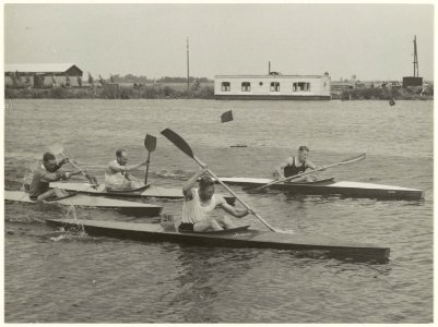 Tien kilometer kano kampioenschap op het Zuider Buitenspaarne. 1e Klingers 2e Bobeldijk