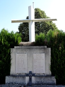 Tilly-sur-Meuse (Meuse) monument aux morts au cimetière