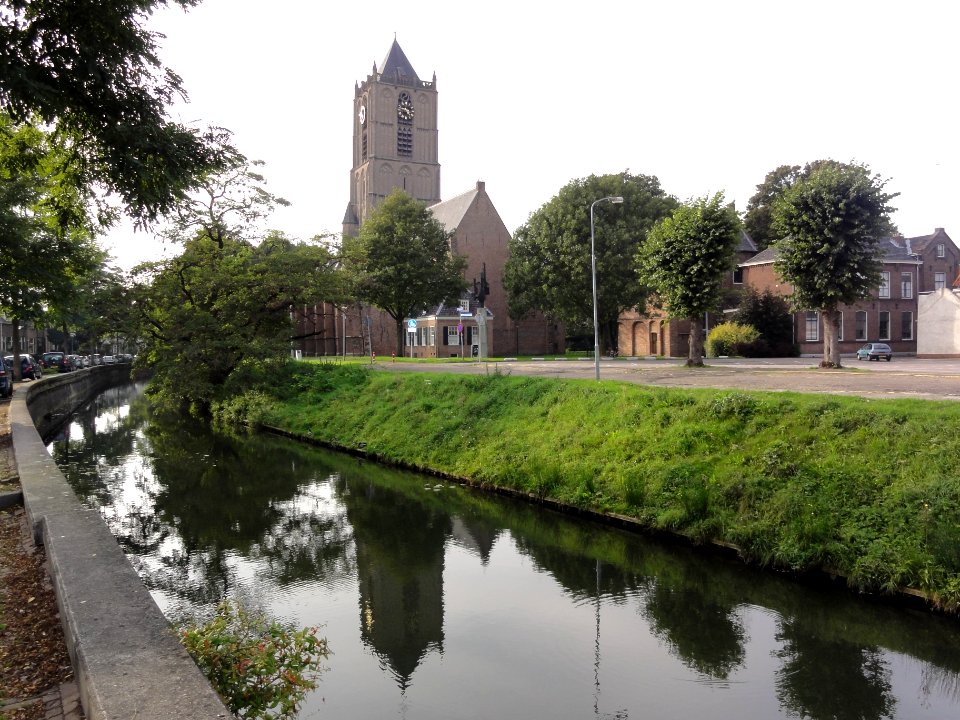 Tiel Rijksmonument 35603 Gracht met kerk gereflecteerd