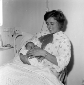 Tilly van der Made van der Zwaard met baby Eveline Daphn, Bestanddeelnr 919-3669
