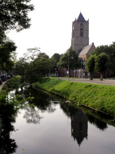 Tiel Rijksmonument 35603 Gracht, bij kerkplein, met kerk