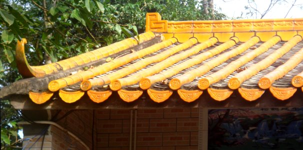 Tiled imbrex and tegula temple roof in Hainan - 01