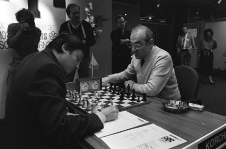 Tiende Interpolis Schaaktoernooi in Tilburg A. Karpov (l) tegen V. Korchnoi (r), Bestanddeelnr 933-7929