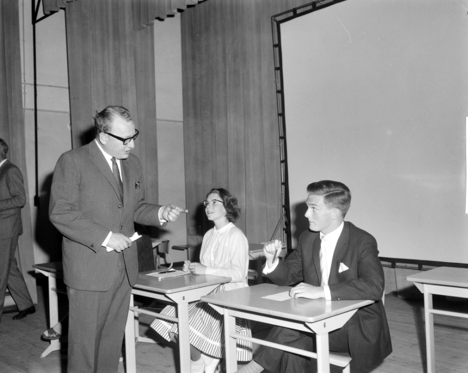 Tiende ICA Stedekennistoernooi Theo Eerdmans kwis T Eerdmans , D de Vries , G, Bestanddeelnr 914-0193