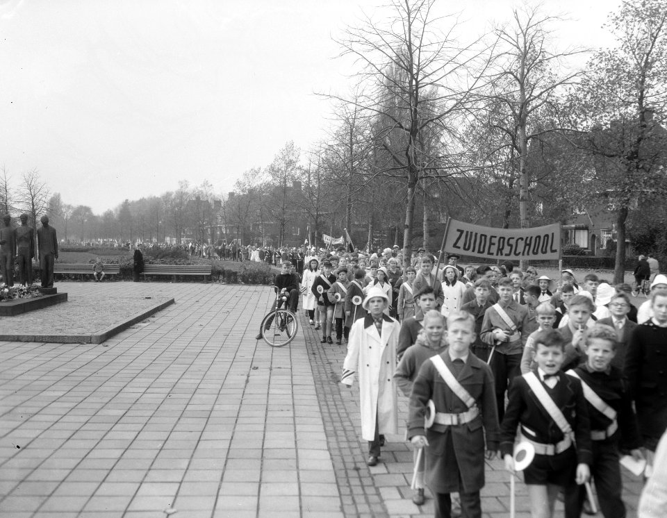 Tienjarig bestaan van de schoolbrigades, defile van de hoofdcommissaris H. J. va, Bestanddeelnr 909-0700