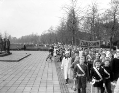 Tienjarig bestaan van de schoolbrigades, defile van de hoofdcommissaris H. J. va, Bestanddeelnr 909-0700