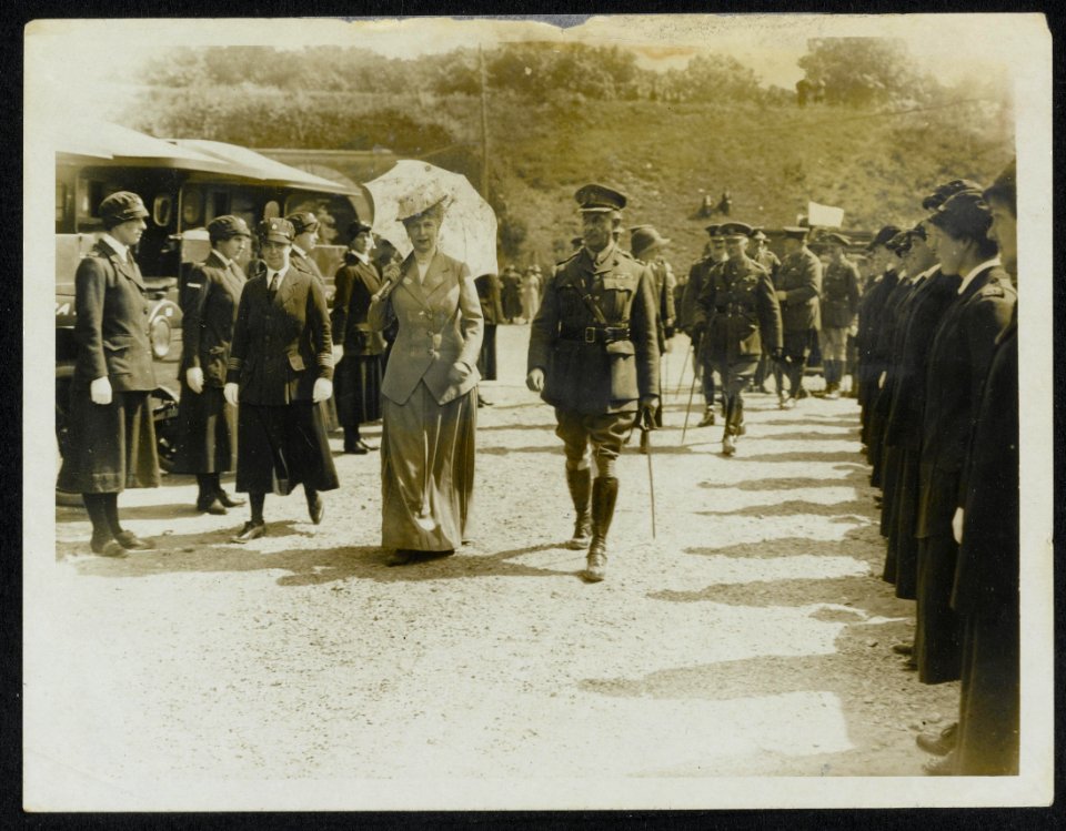 The Queen visits the lady ambulance drivers, Bestanddeelnr 158-0812