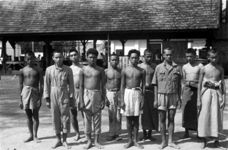 Tien gevangen genomen Indonesiërs of krijgsgevangen Japanners, Bestanddeelnr 5999