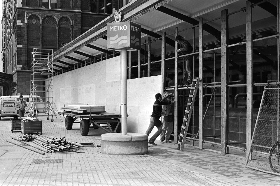 Tien oktober as opening metrotraject Weesperplein - CS, metrostation aan zijka, Bestanddeelnr 931-0658