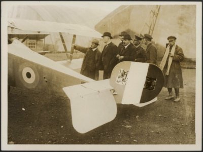 The prime Minister of New Zealand examining a British machine., Bestanddeelnr 158-2002