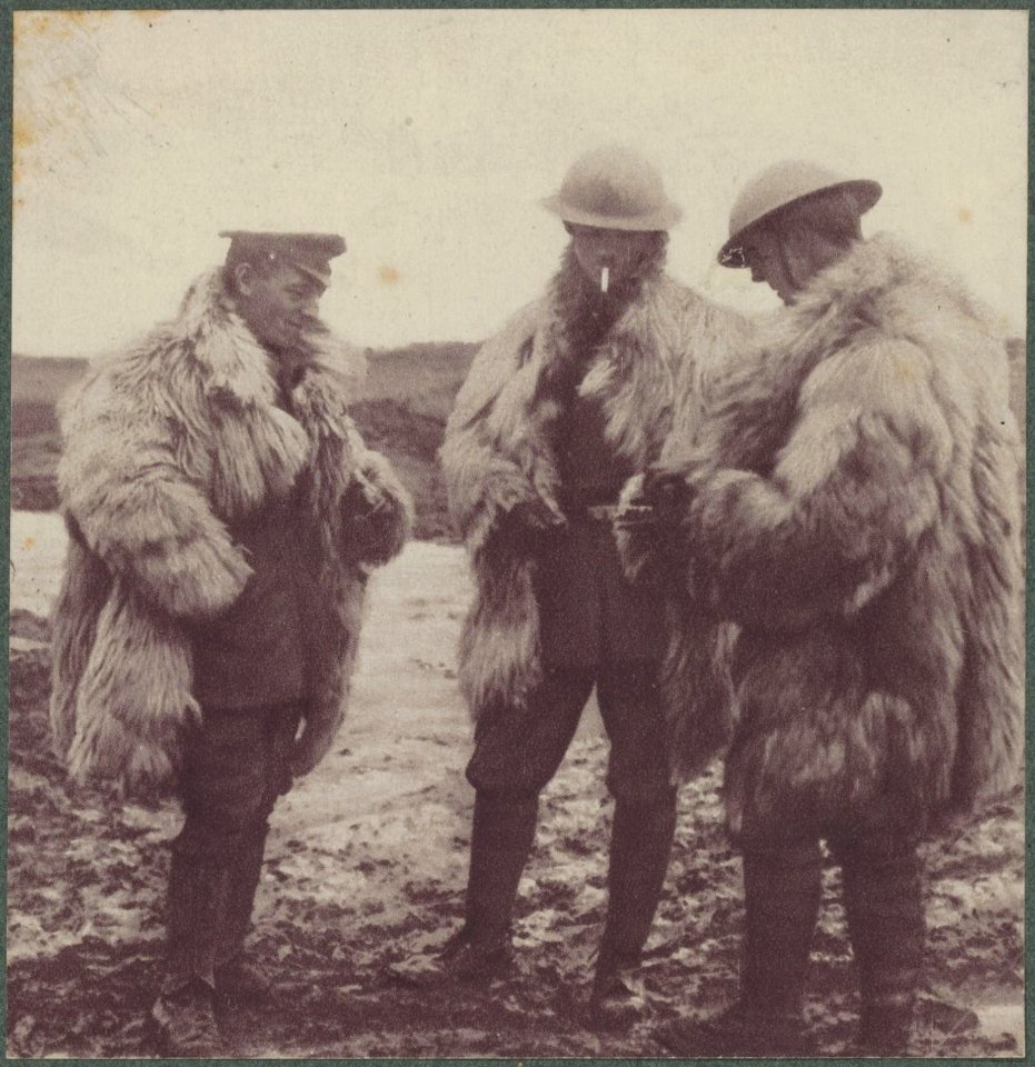 Three British Tommies in the winter clothing., Bestanddeelnr 158-1818