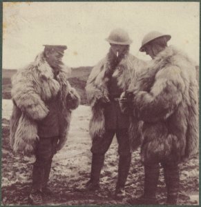 Three British Tommies in the winter clothing., Bestanddeelnr 158-1818