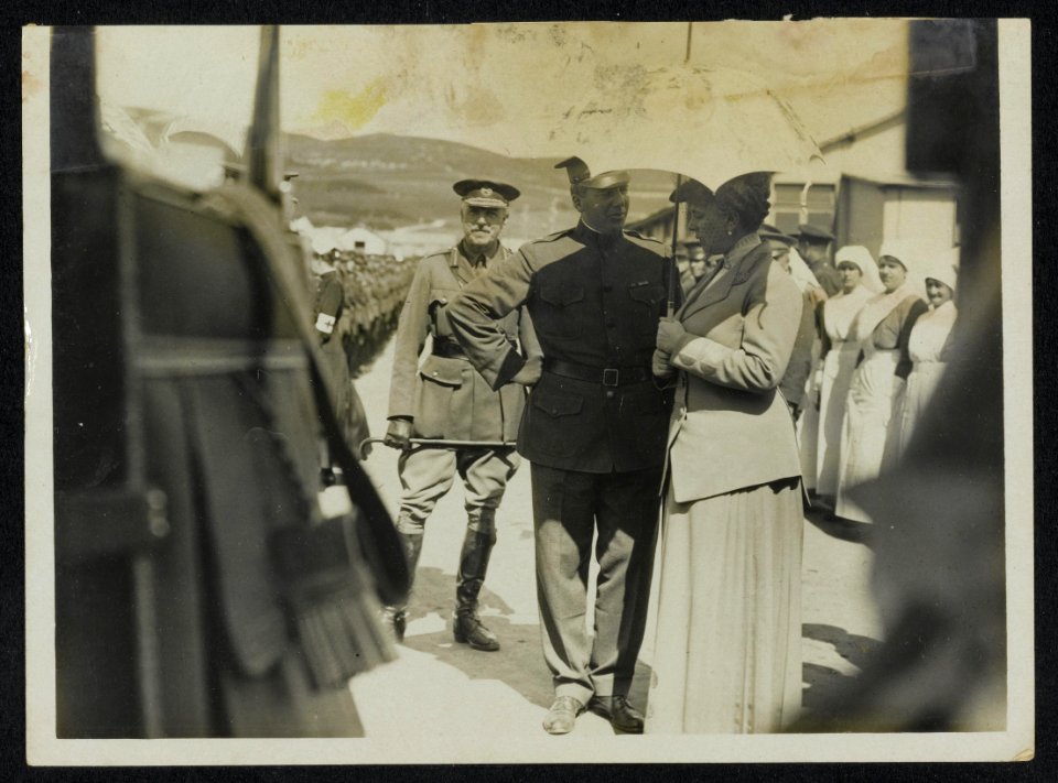 The Queen chats with an American officer at a hospital, Bestanddeelnr 158-0763