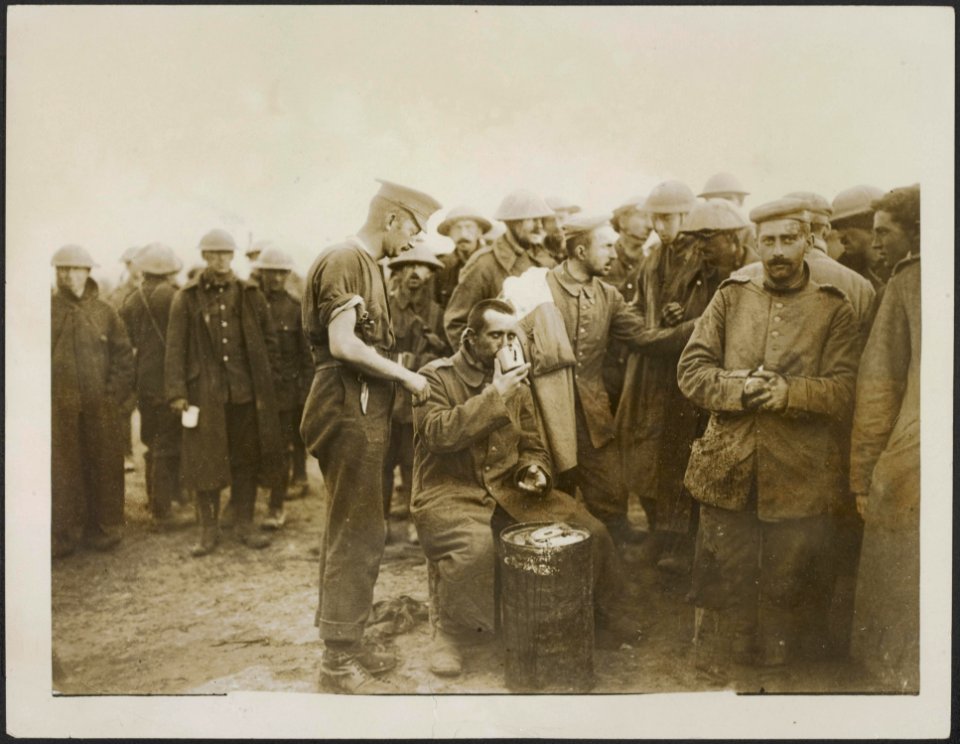 The picture shows the Canadians carefully tending to the wants of their nervesti, Bestanddeelnr 158-2016