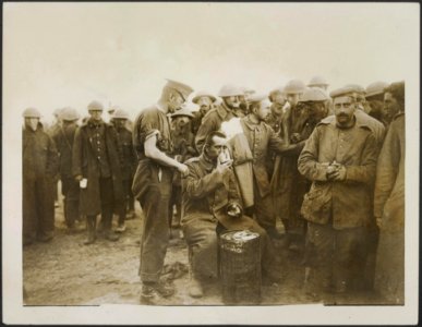 The picture shows the Canadians carefully tending to the wants of their nervesti, Bestanddeelnr 158-2016