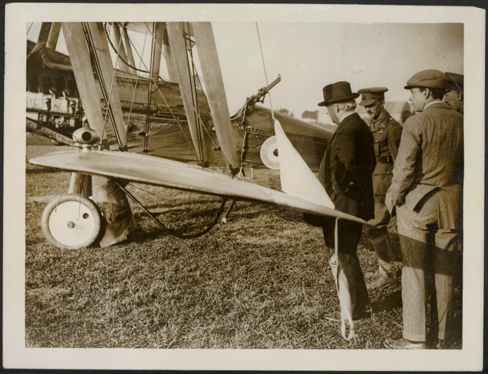 The premier at the front. Mr. Asquith inspecting a plane that just has returned , Bestanddeelnr 158-2059