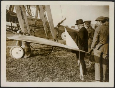 The premier at the front. Mr. Asquith inspecting a plane that just has returned , Bestanddeelnr 158-2059