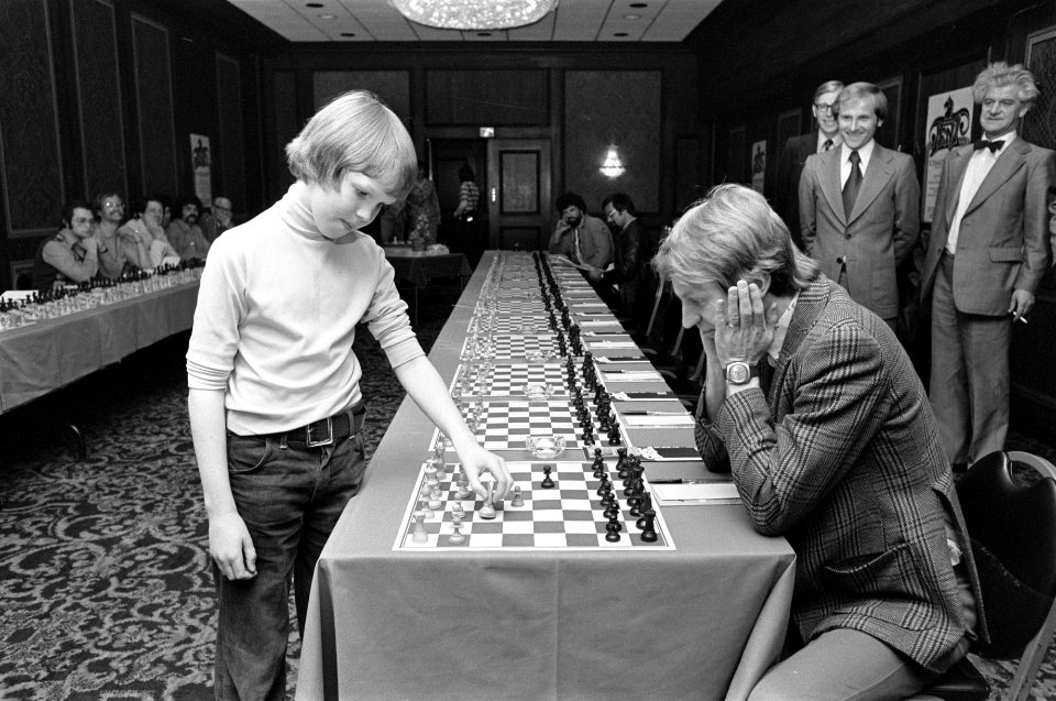 Tien-jarig schaakwonder Nigel Short uit Engeland speelt simultaan vluggertje t, Bestanddeelnr 928-5822