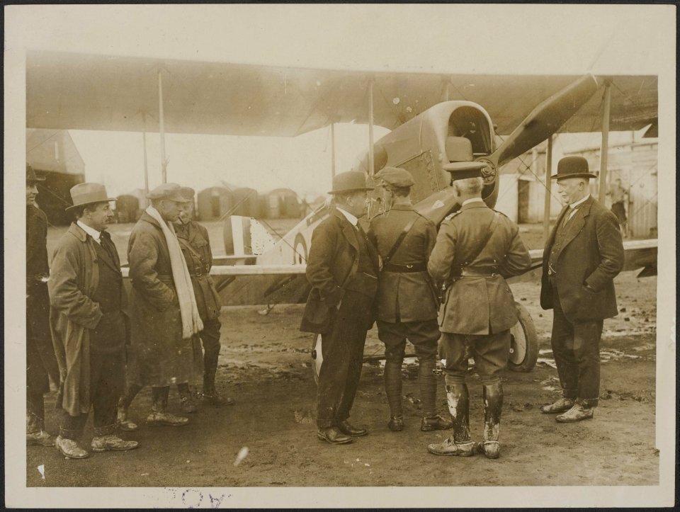 The prime Minister of New Zealand examining a British machine., Bestanddeelnr 158-1990