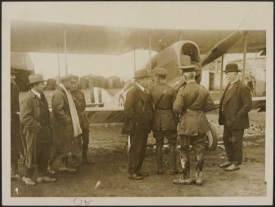 The prime Minister of New Zealand examining a British machine., Bestanddeelnr 158-1990