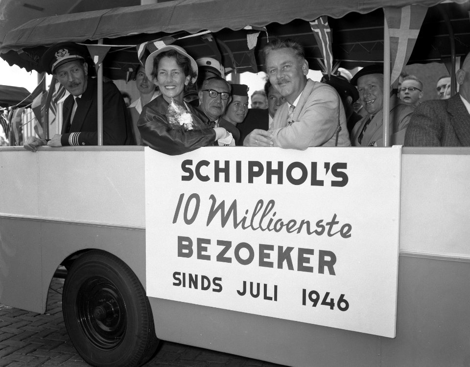 Tienmiljoenste bezoeker na de oorlog op Schiphol Mr R C Schlingerman met ech, Bestanddeelnr 908-8714