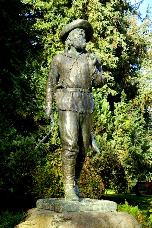 The Pioneer by Alexander Phimister Proctor, 1919 - University of Oregon - Eugene, Oregon - DSC09604