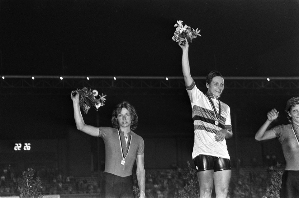 Tijdens de huldiging Anne Möhlmann (l), wereldkampioene Keetie van Oosten-Hage m, Bestanddeelnr 930-4204