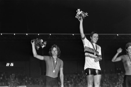 Tijdens de huldiging Anne Möhlmann (l), wereldkampioene Keetie van Oosten-Hage m, Bestanddeelnr 930-4204